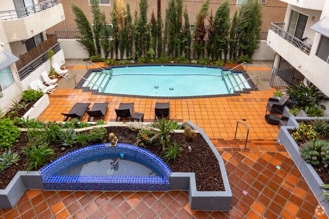 Carlyle Apartments - Carlyle Condominiums