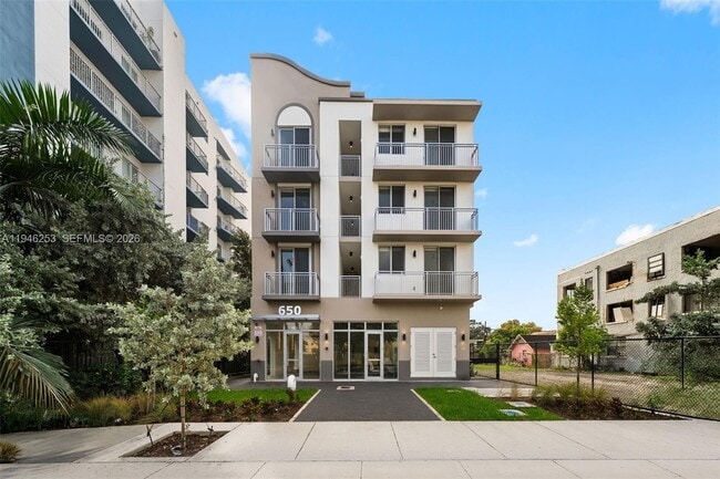 Photo - 650 SW 1st St Unidad 305