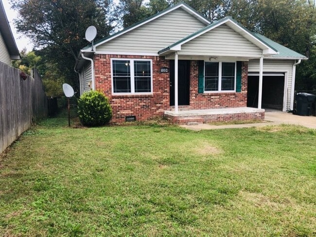 3 Bedroom 1.5 Bathroom with Garage - 3 Bedroom 1.5 Bathroom with Garage House