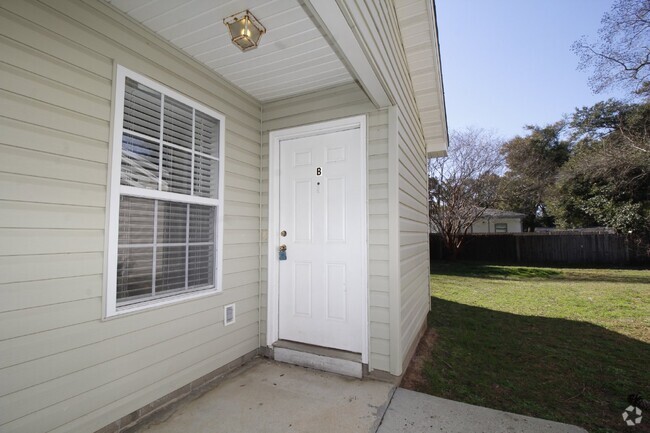 Building Photo - Inviting 2-Bedroom Home in West Pensacola ... Unit B