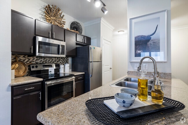 1BR/BA, 661SF - Kitchen