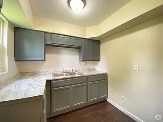 Building Photo - Charming 3BR Home - Move-In Ready!