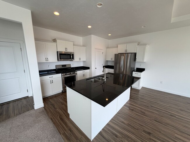 8285 Lakeshore Dr Unit Upstairs