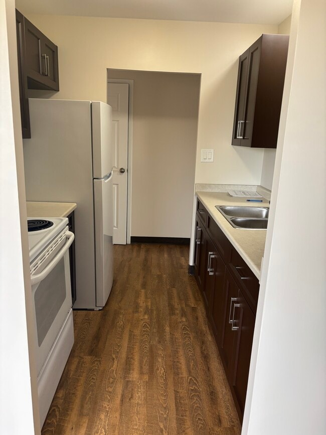 Kitchen - 27 Grenadier Crt Unit 30