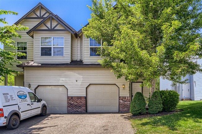 Building Photo - Spacious Two-Level Duplex Home with Fenced Backyard in Hillsboro!