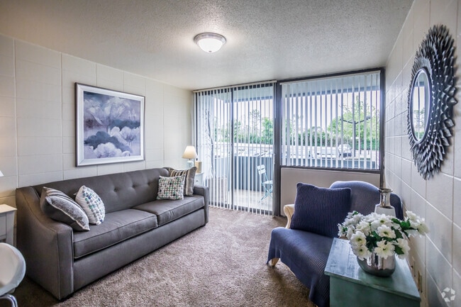 1 BR, 1 BA - High-Rise