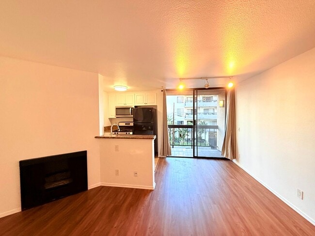 Building Photo - ***MOVE-IN SPECIAL 2 WEEKS FREE RENT***Fantastic 1 bed and 1 Bath with balcony and pool in Hollywood Unit 115