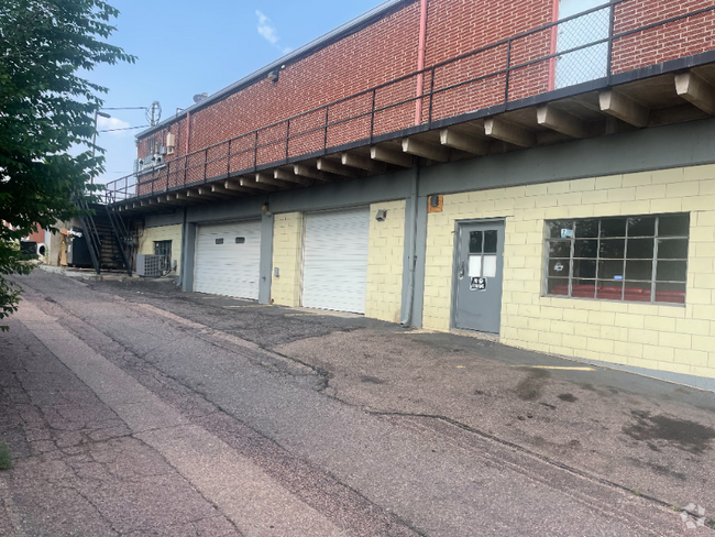 Building Photo - 1526 1/2 N Circle Dr Rental