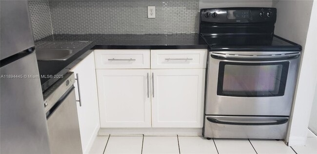 Building Photo - 8301 SW 142nd Ave Unit A209