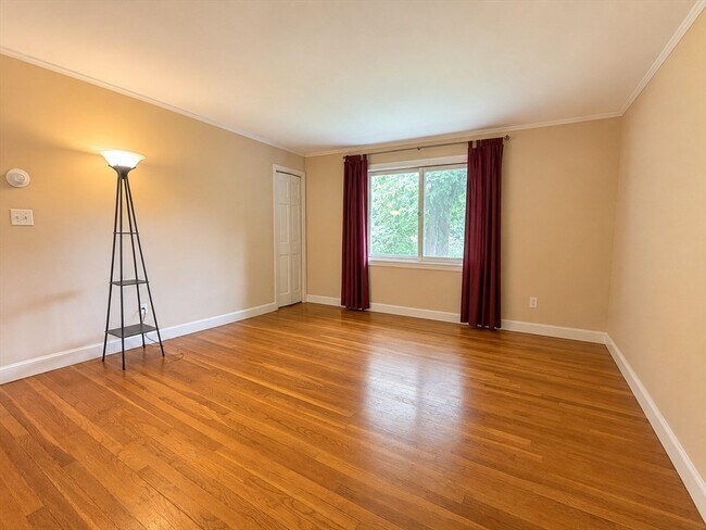 Building Photo - 53 Lionel Ave Unit F