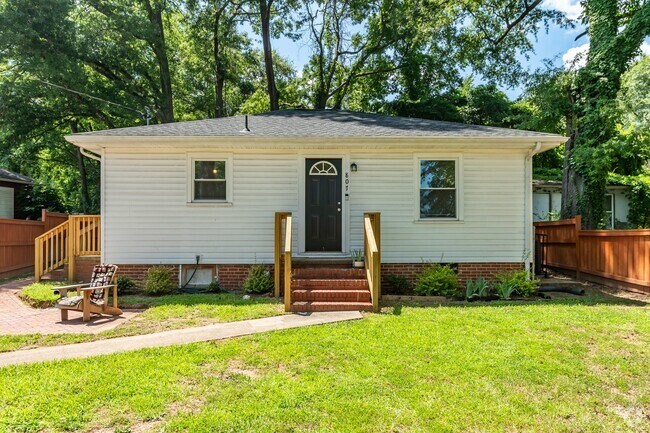 Building Photo - Charming 2-bedroom, 1-bathroom home locate...