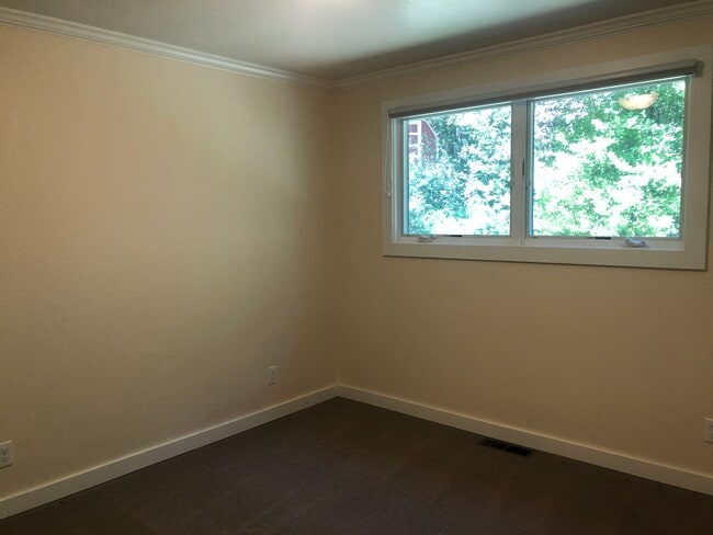 Photo - 420 NW Dack St