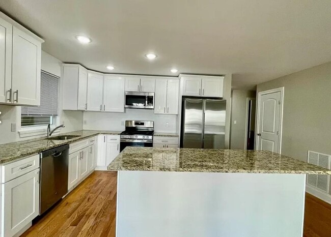 Building Photo - 188 Custer Ave Unit 2nd FLoor