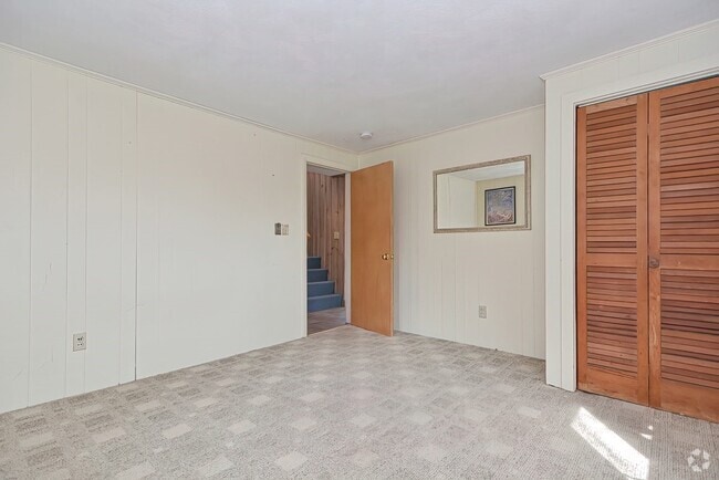 Building Photo - 18 Bungalow Rd Unit 2 Rental