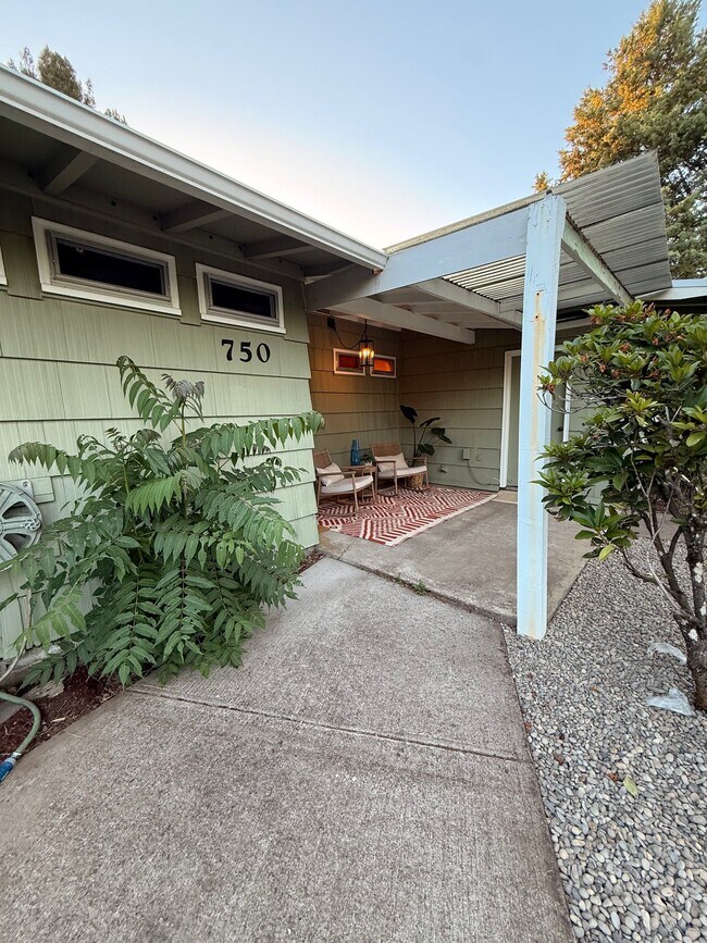 Photo - 750 Waverly St