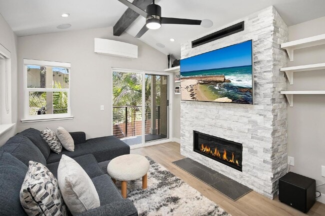 Building Photo - Luxurious Living at Its Finest | 1-Bedroom... Rental