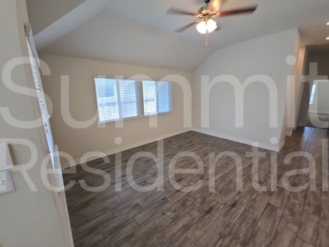 Photo - 514 Silo St