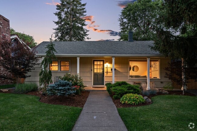 Building Photo - Furnished Downtown Bungalow! Rental
