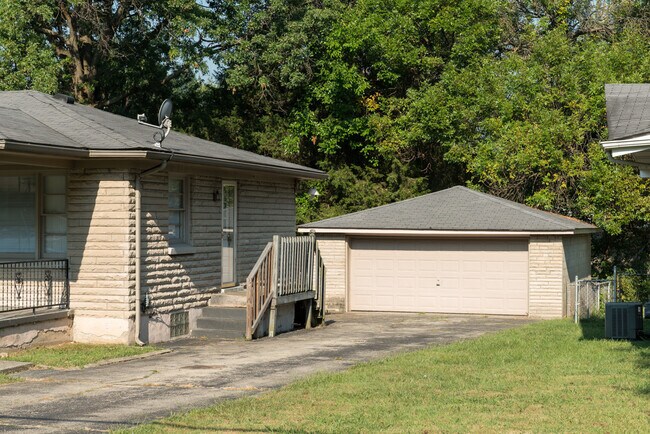 Photo - Super 3-brm stone ranch with brand new win... Casa