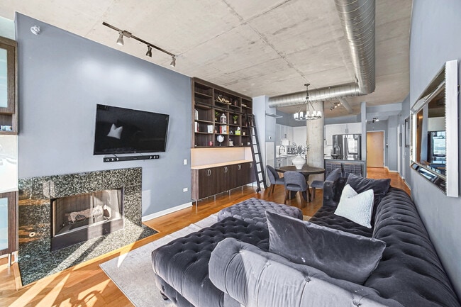 Photo - 720 N Larrabee St