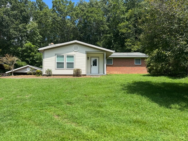 Building Photo - "Charming 3-Bedroom Retreat in Pisgah Fore... Rental