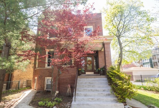 Building Photo - 2037 W Estes Ave Unit 1