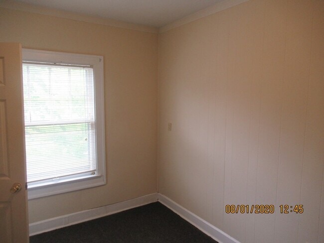 Photo - 719 E 7th St