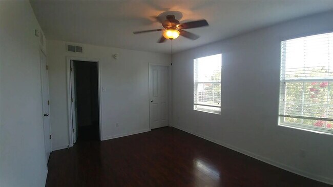 "Charming 1-Bedroom Condo Retreat in San Marcos – Perfect Comfort in 500 Sq Ft!"