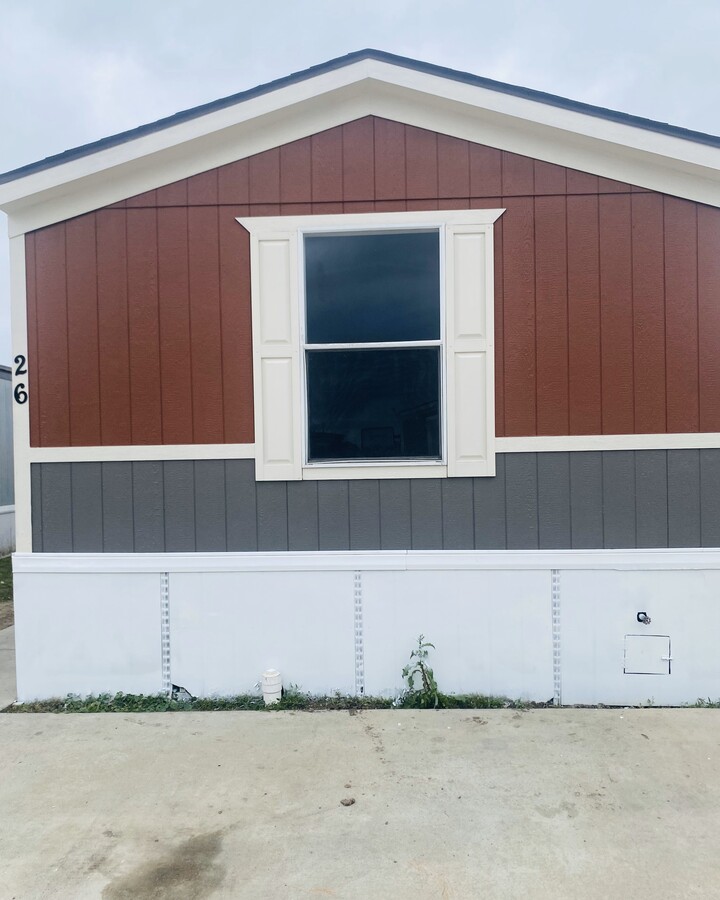 Front of Mobile Home - 1120 N Vista Dr House