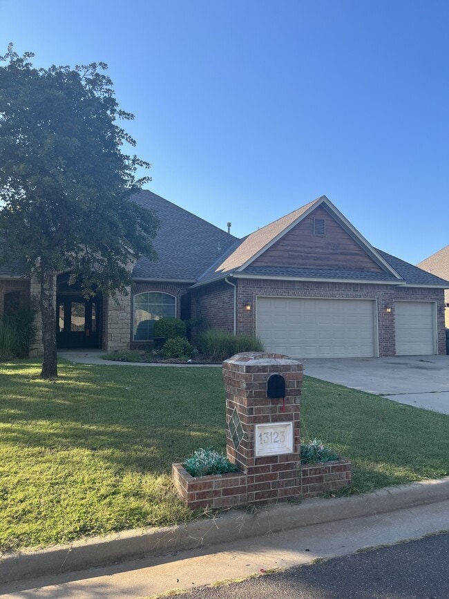 Building Photo - 13123 Red Oak Dr Rental