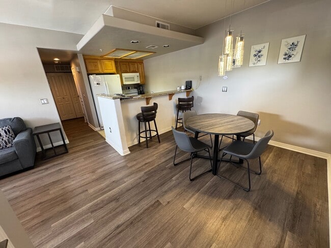 Building Photo - 405 Paradise Pky Unit 140