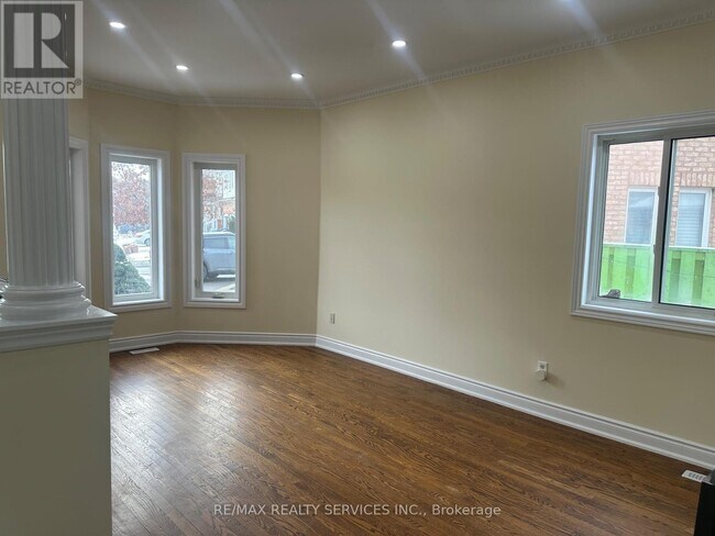 Photo - 80 Farthingale Crescent