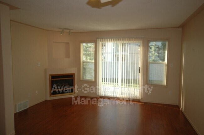 Photo - 4405-4437 37 St Unit #4