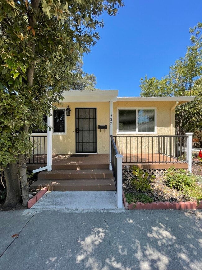 Main Entrance/Porch - 727 Laurel St Casa