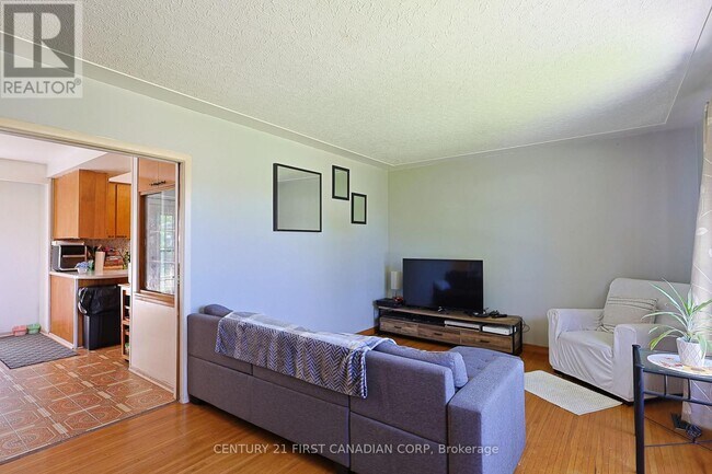 Photo - 268 Burlington Crescent
