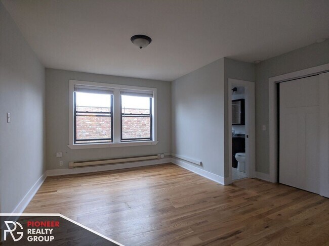 Building Photo - 4546 N Damen Ave