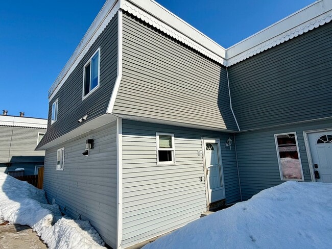 Building Photo - 2 Bedroom Townhouse with Carport