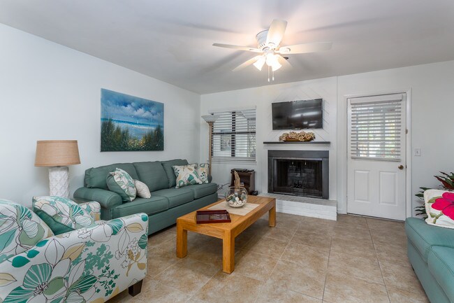 Sala de estar con extiende el cama Queen - 1498 Demere Rd