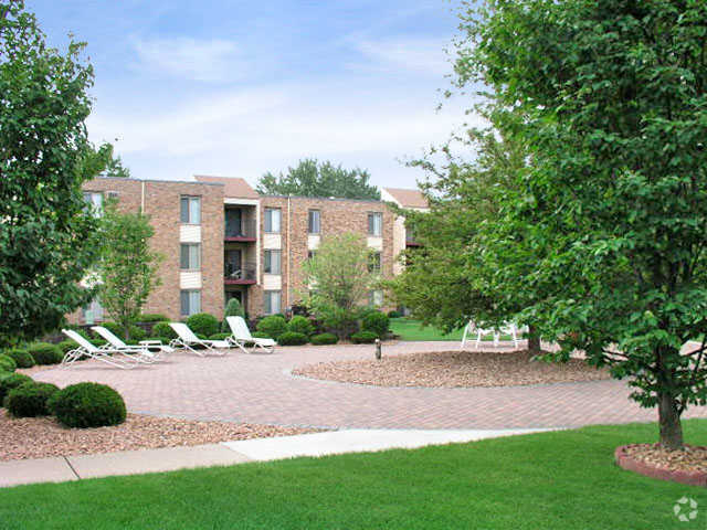 Building Photo - Silver Oaks Court Apartments