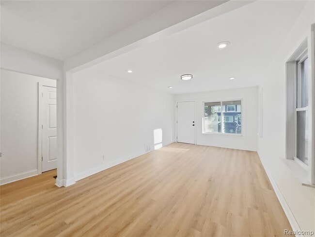 Photo - 329 W Muir Ave