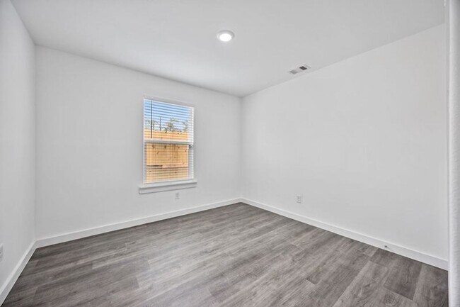Photo - ? Stylish & Spacious 3-Bed Home  ?