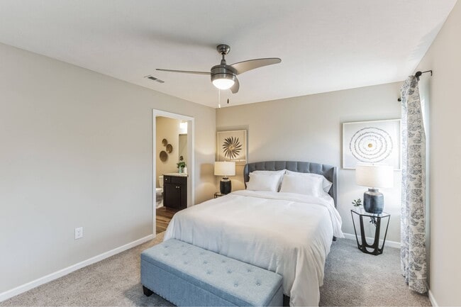 Large Main Bedroom with En-suite Bathroom & Closet