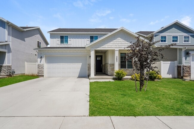 Building Photo - Charming 3 Bed, 2.5 Bath Pet-Friendly Home with Garage & Modern Comforts! - Available NOW!