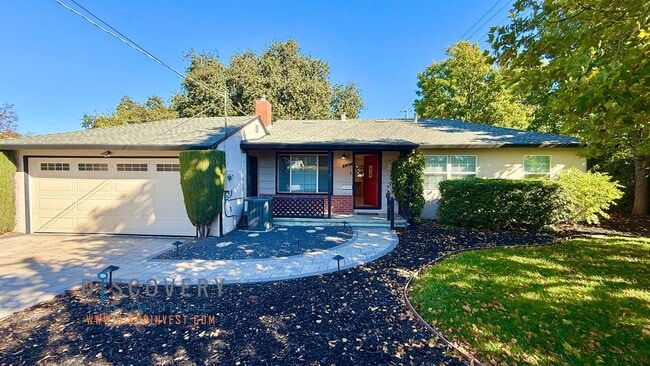 Building Photo - Your Ideal Modern Retreat with Enclosed Yard