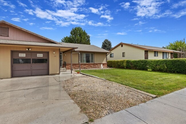 Building Photo - 3 bed, 2 bath