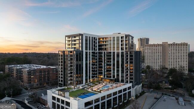 Photo - 2425 Peachtree Rd NE Unidad 1705 Rental