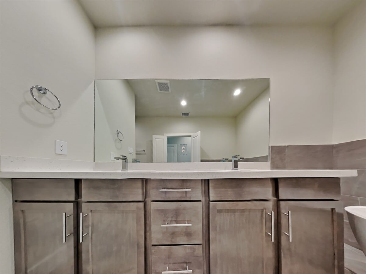 Photo - 2604 Mid Ln
