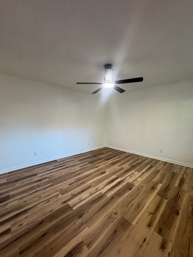 Photo - 136 Geoff Ln