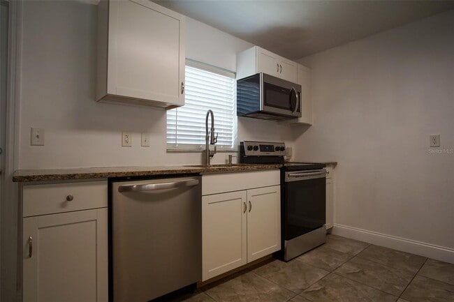 Photo - 217 Maple St W