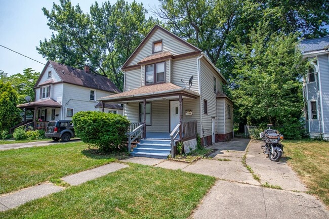 Photo - 1290 E 188th St